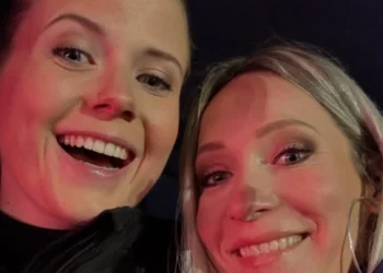 FOTO: Helene Hendriks en Noa Vahle laten weinig aan de verbeelding over met gedurfde gala-jurken vol pikante inkijk