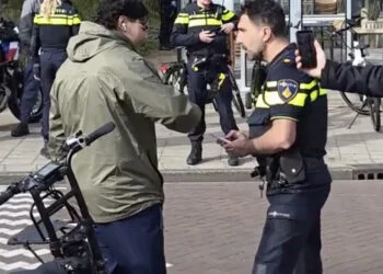 VIDEO: Extra beelden laten zien hoe agent keihard ingrijpt tegen fatbike-groep bij asielzoekerscentrum