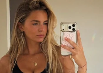 VIDEO: Lies Zhara maakt tongen los met opvallend douchemoment tijdens nieuwe samenwerking