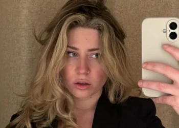 FOTO: Lisa Vol (OGENE) duikt op in bodysuit die niets aan verbeelding overlaat