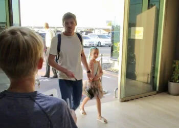 VIDEO: Max Verstappen komt aan na lange reis en jonge fan staat hem op te wachten: zo reageert hij