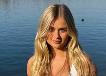FOTO’S: Mdemma breekt het internet met een gewaagde kokosnootfoto’s