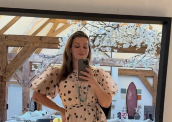 FOTO: Miljuschka Witzenhausen verrast fans met pikante ochtendselfie vanuit bed