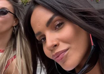 FOTO: Monica Geuze laat Coachella ontploffen met gewaagde bikinifoto