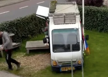 VIDEO: Bloemenverkoper betrapt dief op heterdaad en geeft hem koekje van eigen deeg