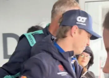 VIDEO: Meisje staat urenlang te wachten op handtekening Max Verstappen: zo reageert hij