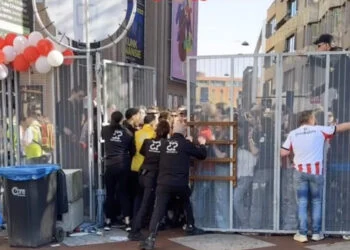 VIDEO: PSV-supporters accepteren geen vol plein: clash met handhavers volgt