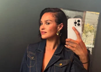 VIDEO: Actrice Holly Mae Brood danst in badpak in video van Bizzey