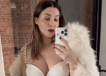 VIDEO: Victoria Koblenko gooit jas uit en toont jurk met erg diep decolleté