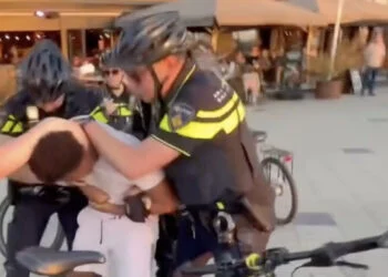 VIDEO: Jongeman heeft grote mond tegen agenten in Scheveningen: agenten grijpen genadeloos in