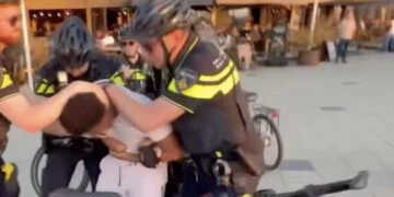 VIDEO: Jongeman heeft grote mond tegen agenten in Scheveningen: agenten grijpen genadeloos in