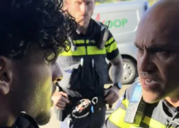 VIDEO: Jongeman met grote mond wil agent aanpakken: agent is er duidelijk niet van gediend