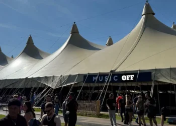 WAT: Organisatie lekt gesprekken met gemeente Amsterdam na verbod op uitverkocht dancefestival