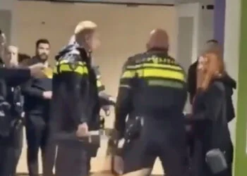 Schokkende beelden: zwangere vrouw hard tegen de grond gewerkt door agent
