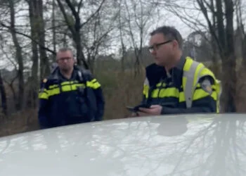 VIDEO: Man gaat los op agenten na aanhouding en filmt alles: ”Nu jullie dienstnummer graag”
