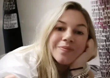 VIDEO: Anouk Hoogendijk doet bindweefselmassage: laat camera iets te ver zakken