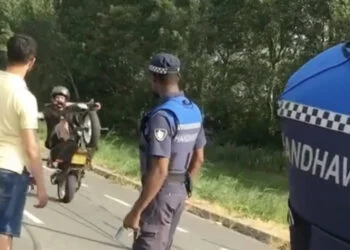 VIDEO: Jongeman daagt BOA’s uit met wheelie: BOA laat zich niet kennen