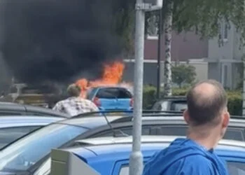 VIDEO: Auto in de fik in Hoofddorp: één held pakt tenminste nog verantwoordelijkheid