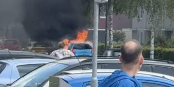 VIDEO: Auto in de fik in Hoofddorp: één held pakt tenminste nog verantwoordelijkheid