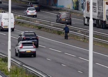 VIDEO: Jongeman scheurt met snelle fatbike over de A16: politie moet hem stoppen