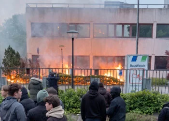 VIDEO: Betogers proberen noodopvang in Loosdrecht in de fik te zetten