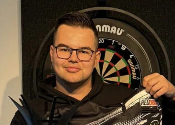 Gian van Veen showt splinternieuwe auto van minimaal €150.000