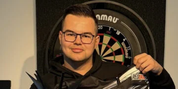 Gian van Veen showt splinternieuwe auto van minimaal €150.000