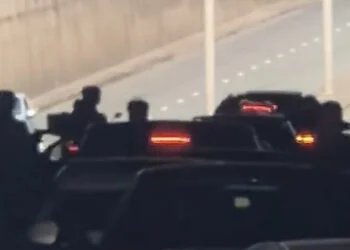 VIDEO: Groep jongeren blokkeren doorgang onder brug in stoet toeterende auto’s