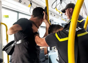 VIDEO: Jongeman met heuptasje slaat conducteur bont en blauw na zwartrijden tijdens stranddag