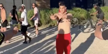 VIDEO: Jongeman wil niet luisteren naar politie op strand in Groningen: politie grijpt genadeloos in (met taser)