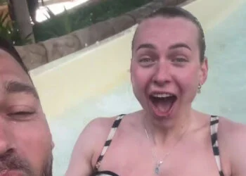 VIDEO: Joy Beune gaat keihard van glijbaan en laat compleet andere kant zien