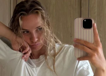 FOTO: Juultje Tieleman laat héél weinig aan de verbeelding over met pikante spiegelfoto