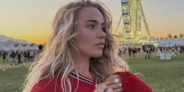 FOTO: Juultje Tieleman deelt spiegelselfie in blauwe swimsuit