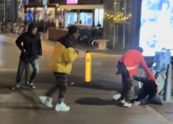 VIDEO: Buitenlandse jongens gaan met z’n allen op één in Den Haag