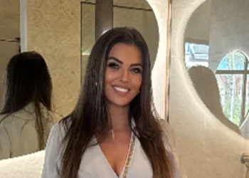 FOTO’S: Laura Ponticorvo showt indrukwekkend figuur tijdens zonovergoten vakantie