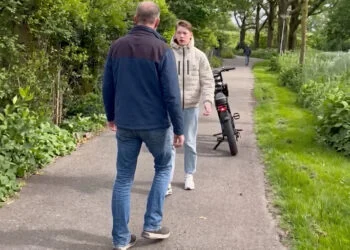 VIDEO: Oude man is fatbikers zat en gaat compleet los tegen twee jonge gastjes (discussie barst los)