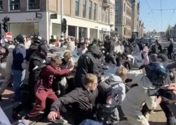 VIDEO: Man in BMW gooit briefjes van 5 uit auto en zorgt voor chaos in PC Hooftstraat