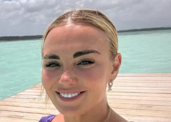FOTO: Monique Westenberg deelt kiekje in paarse bikini vanaf steiger op Bonaire