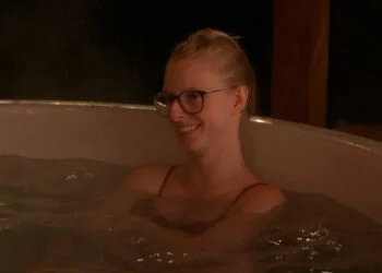 VIDEO: Lang Leve de Liefde kan zich niet meer inhouden in hottub met Stacey