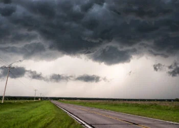 Na bloedhete middag slaat het weer volledig om: KNMI geeft code geel af in deze provincies