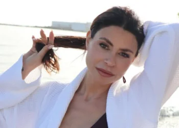 FOTO’S: Olcay Gulsen toont haar wildste zomerkant in gewaagde OGB bikinicollectie