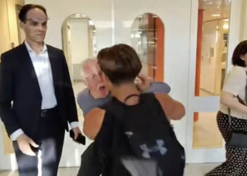 VIDEO: Jonge gasten willen scientology-kerk in Amsterdam binnendringen met filmende bril: oude vent grijpt in