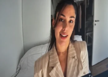 VIDEO: Jonge vrouw veroorzaakt complete chaos tijdens belangrijk sollicitatiegesprek