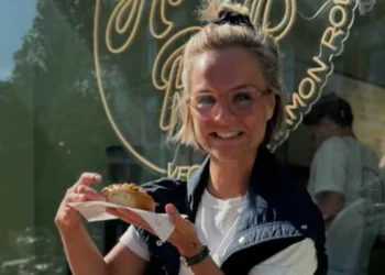 FOTO’S: Actrice Stijn Fransen verrast fans met pikante zwangerschapsfoto