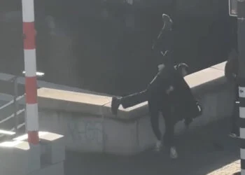 VIDEO: Jongeman wordt zwaar mishandeld op brug in Zaandam