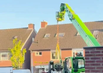 VIDEO: Vriendengroep haalt ludieke grap uit na bruiloft in Putten en laat tuin achter als zwijnenstal (letterlijk)