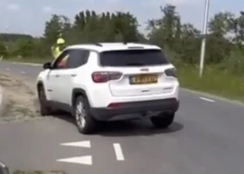 VIDEO: Opgefokt stel is het niet eens met verkeersregelaar: rijdt door met verkeersregelaar op motorkap