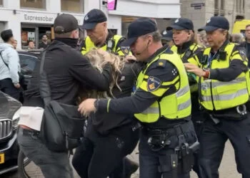 VIDEO: Personen hardhandig verwijderd van De Dam rondom dodenherdenking