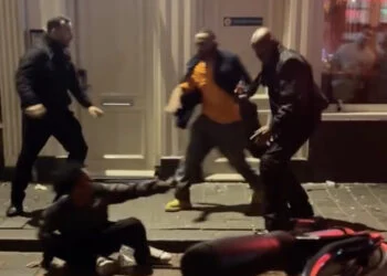 VIDEO: Commotie door extreem hard ingrijpen bewakers na opstootje in uitgaansleven Amsterdam