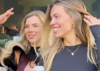 VIDEO: Twee dames op een festival pakken volledig de aandacht met hun outfits